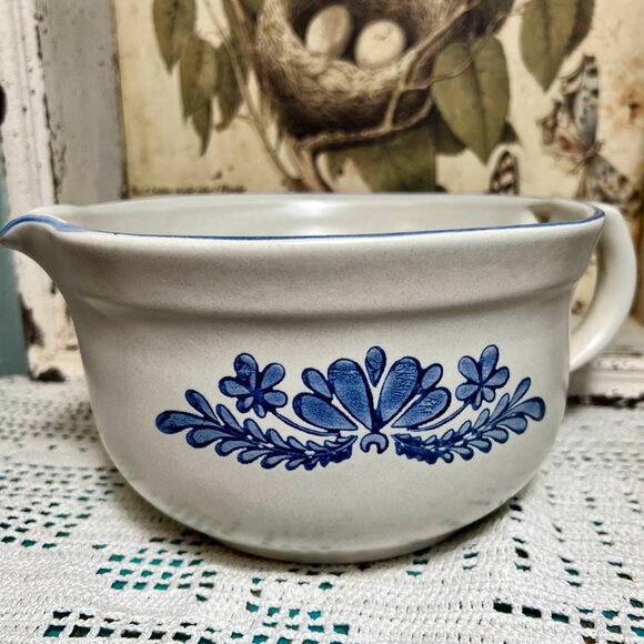 Pfaltzgraff Yorktowne 2 1/2 qt. Stoneware Batter Bowl with Pour Spout - Pfaltzgr - Picture 2 of 8